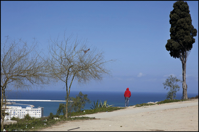 Rêver d'un autre monde : Patrick Zachmann Jeune Marocain regardant vers l’Espagne Tanger, 2012 © Patrick Zachmann – Magnum Photos